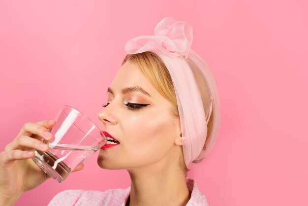 Femme buvant de l'eau dans le concept de l'eau potable du matin jeune femme buvant de l'eau perte de poids