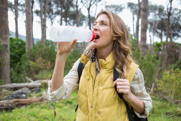 Femme buvant de l'eau en faisant une pause