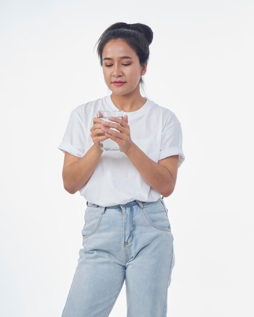 Photo une femme buvant de l'eau sur fond blanc