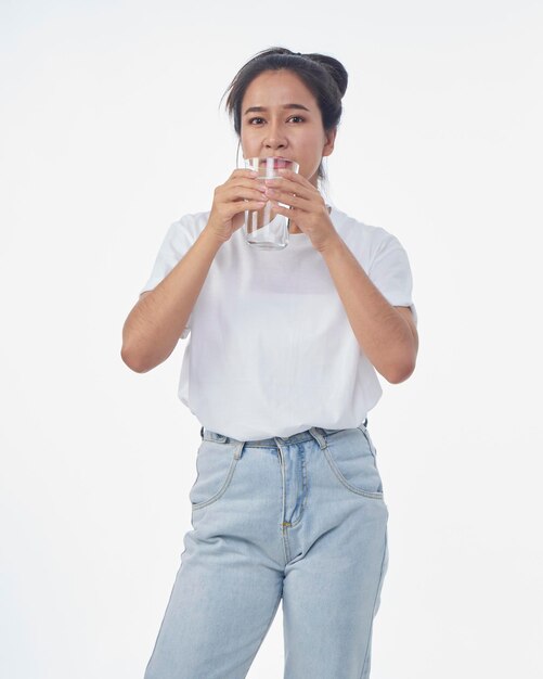 Photo une femme buvant de l'eau sur fond blanc