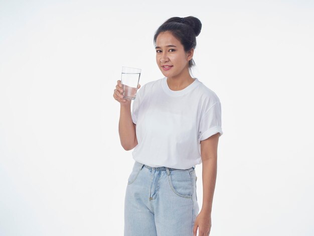 Photo une femme buvant de l'eau sur fond blanc