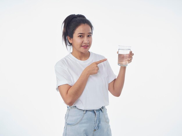 Photo une femme buvant de l'eau sur fond blanc