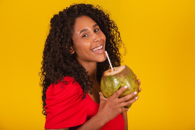 Femme buvant une eau de noix de coco