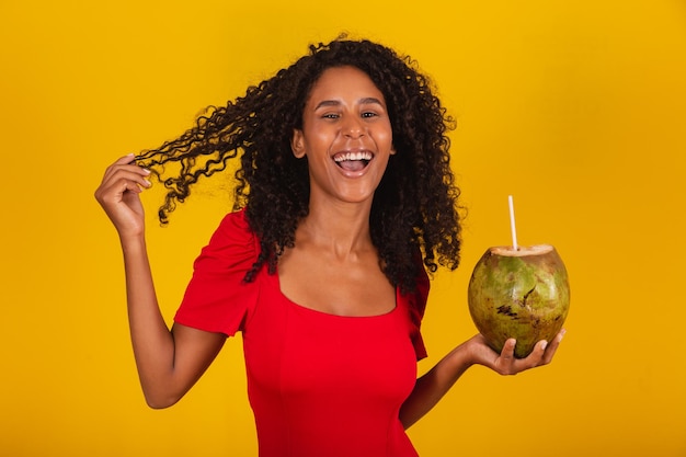 Femme buvant une eau de noix de coco