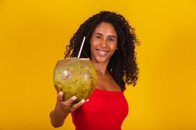 Femme buvant une eau de noix de coco