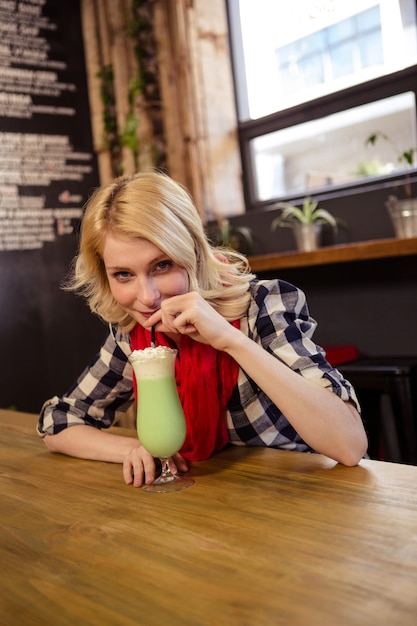 Femme buvant un milkshake