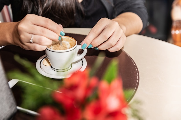 Femme buvant une table basse. Les femmes au café.