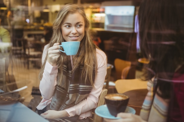 Femme buvant une tasse de café