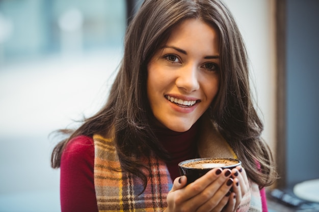 Femme buvant une tasse de café