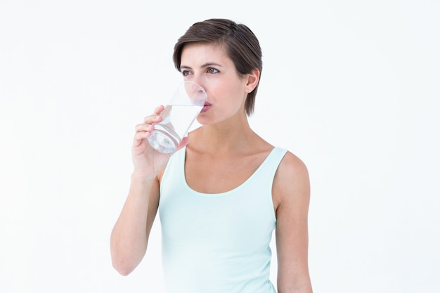 Femme buvant un verre d&#39;eau