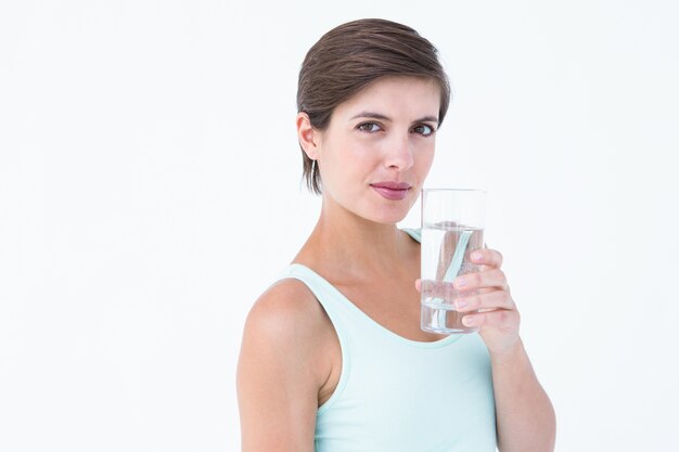 Femme buvant un verre d&#39;eau