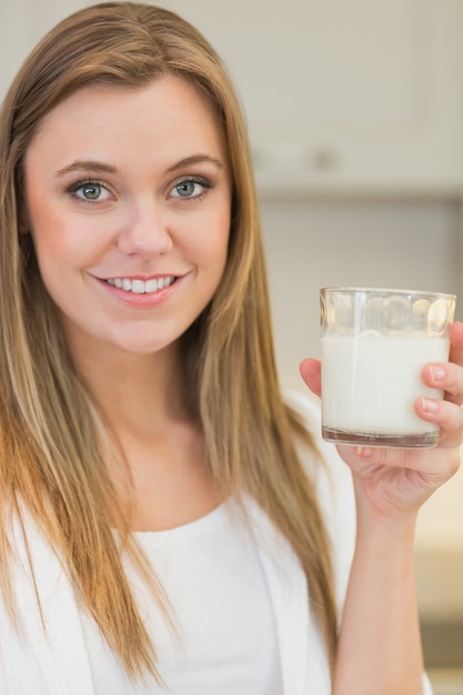 Femme buvant un verre de lait