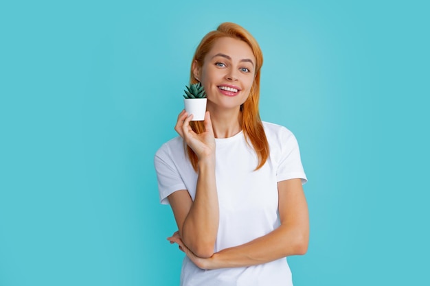 Femme avec cactus dans les mains femme souriante et cactus