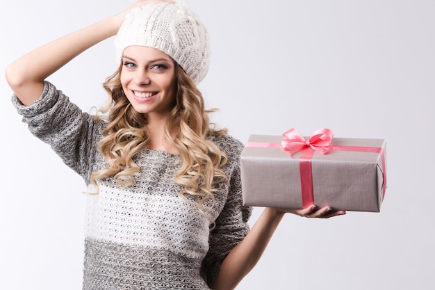 Femme avec un cadeau. Beauté, mode et fête