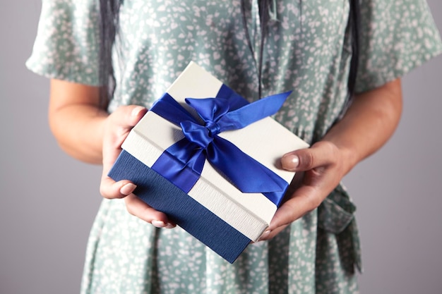 Femme cadeau montrant une belle boîte cadeau