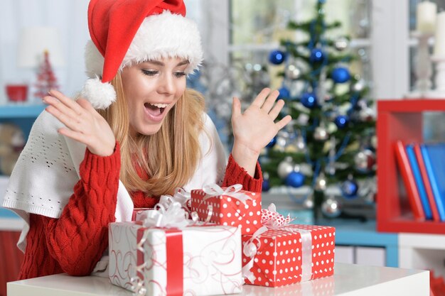 femme avec des cadeaux de noël