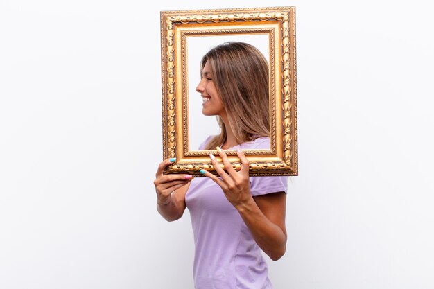 Femme avec un cadre doré