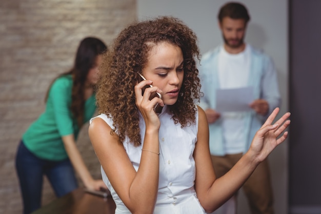 Femme cadre parlant au téléphone mobile