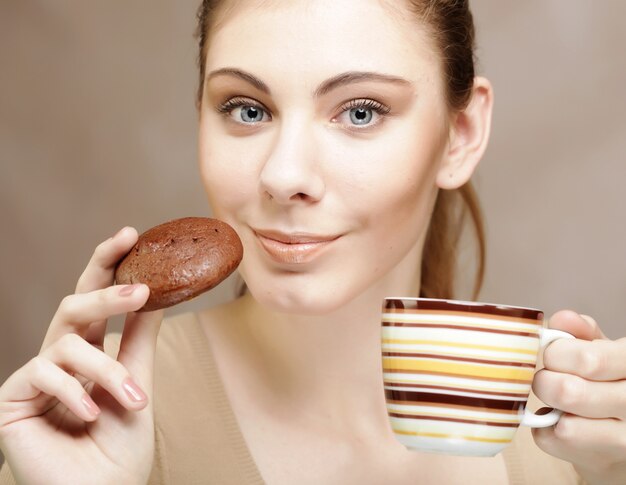 Femme avec café et biscuits