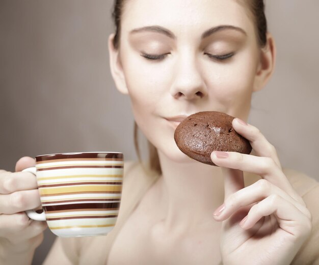 Femme avec café et biscuits