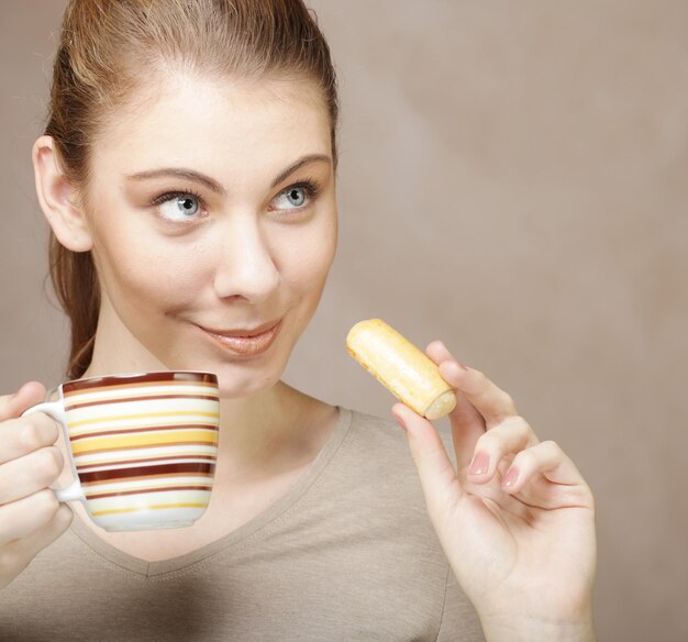 Femme avec café et biscuits