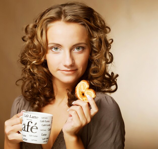 Femme avec café et biscuits