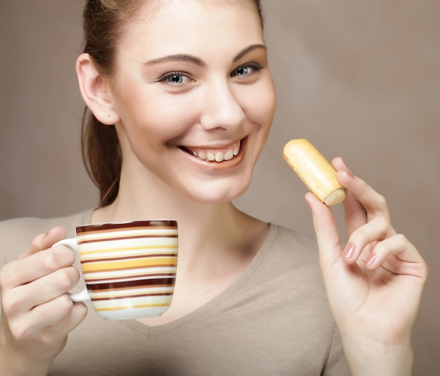 Femme avec café et biscuits