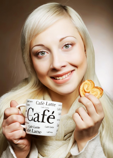 Femme avec café et biscuits
