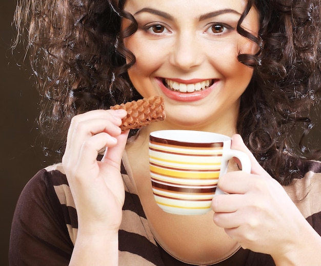 Femme avec café et biscuits