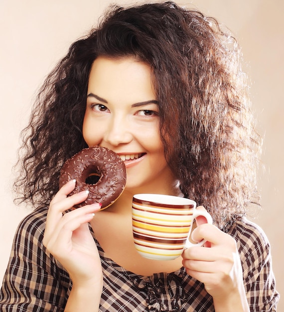 Femme avec café et biscuits