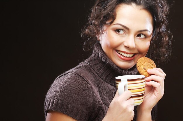 Femme avec café et biscuits