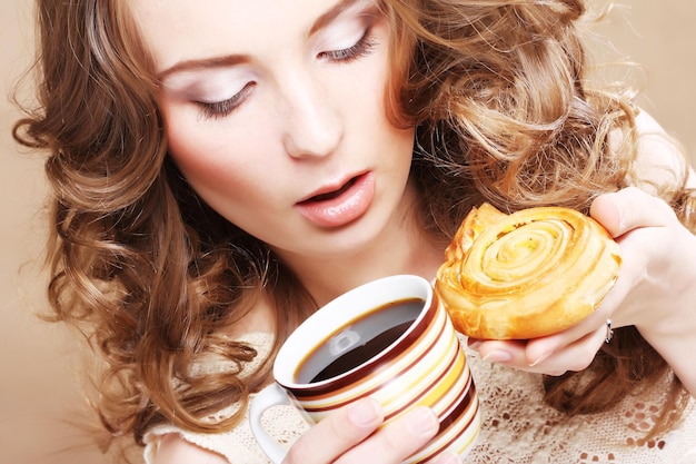 Femme avec café et biscuits