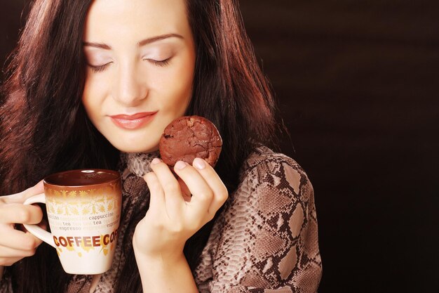 Femme avec café et biscuits