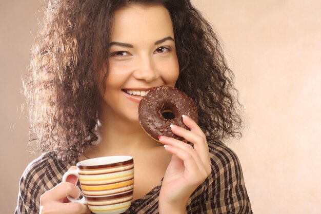 Femme avec café et biscuits