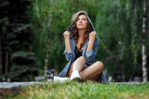 femme, à, café, dans parc