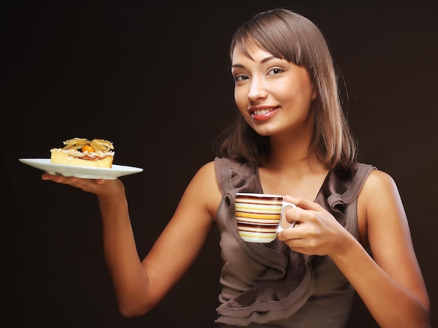 Femme avec café et dessert