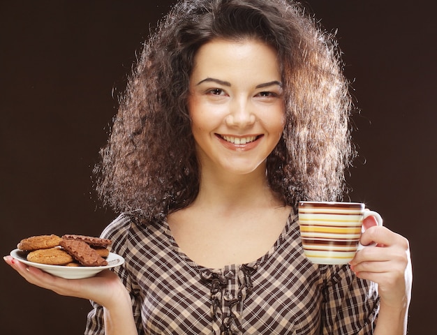 Femme avec café et dessert