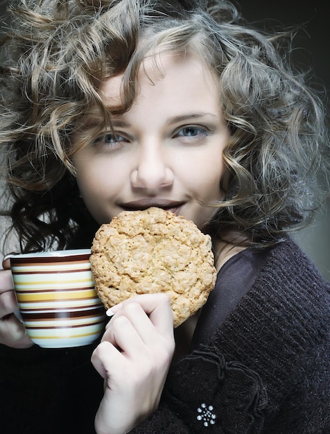 Femme, café, gâteau