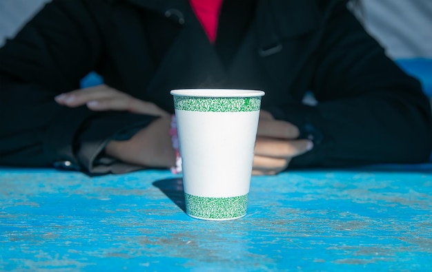 Femme et café sur la table bleue