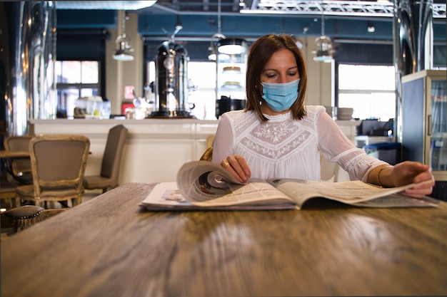 Photo femme à la cafétéria