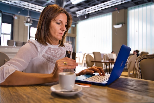 femme à la cafétéria