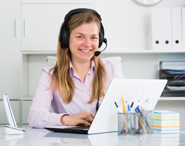 Photo femme en call center