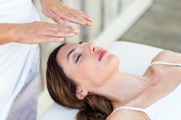 Femme calme recevant un traitement reiki