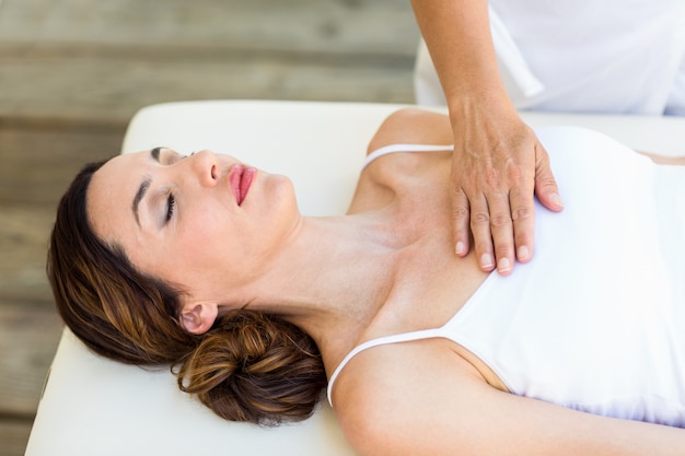 Femme calme recevant un traitement de reiki