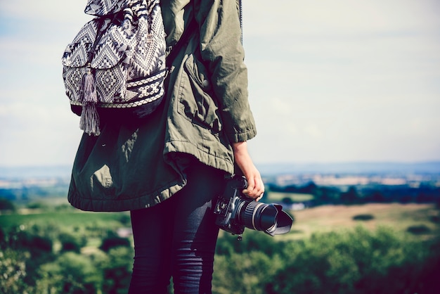 Femme avec une caméra dans la nature