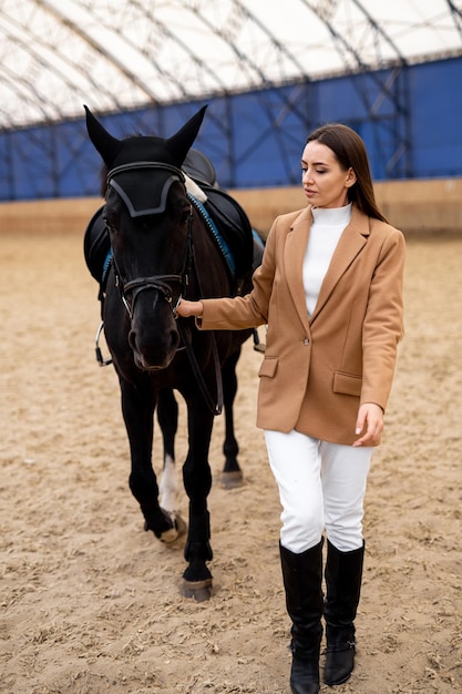 Femme de la campagne à cheval Equitation Femme au ranch