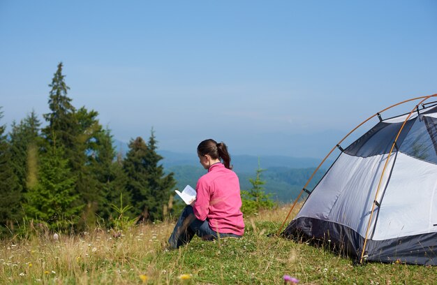 Femme campant dans les montagnes