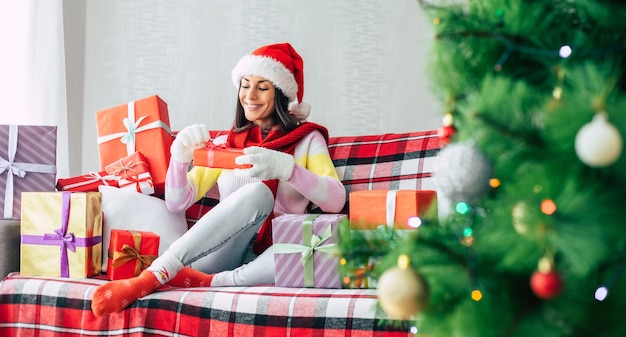 femme sur le canapé avec boîte-cadeau