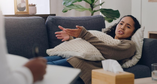 Femme sur canapé psychologue consultant pour la thérapie de santé mentale anxiété et dépression dans le cabinet médical de la clinique Déprimé triste et patient parlant de problèmes au thérapeute pour des conseils psychologiques