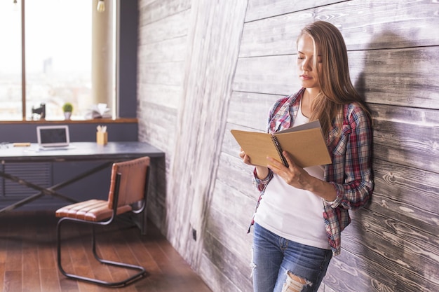 Femme avec carnet dans les mains